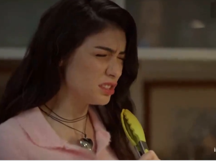 İnci Taneleri'nin Dilber'i Hazar Ergüçlü eline maşa alıp şarkı söyledi! Sosyal medya yıkıldı G4