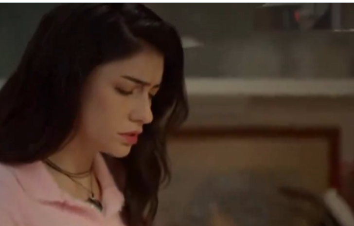 İnci Taneleri'nin Dilber'i Hazar Ergüçlü eline maşa alıp şarkı söyledi! Sosyal medya yıkıldı G5