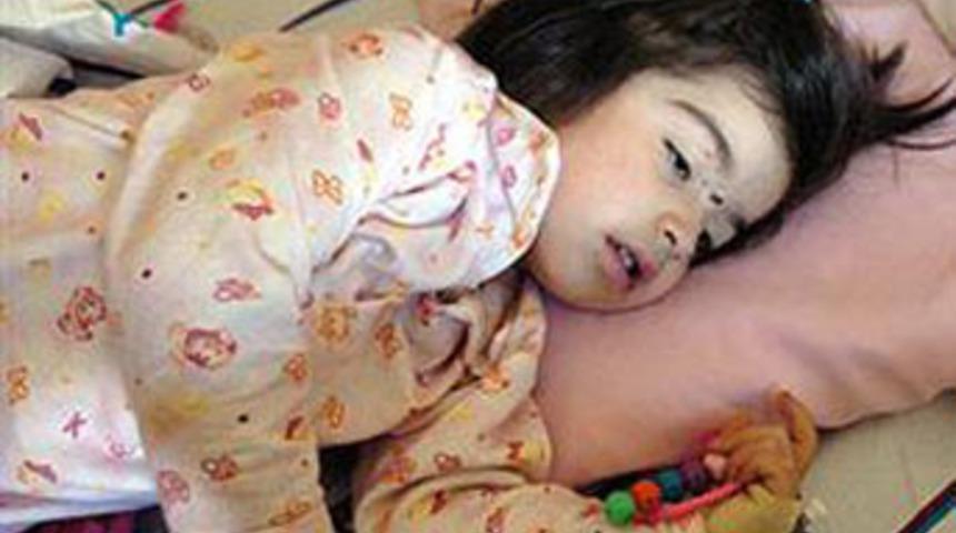 &Uuml;zerine dolap kapağı d&uuml;şt&uuml;, konuşamıyor