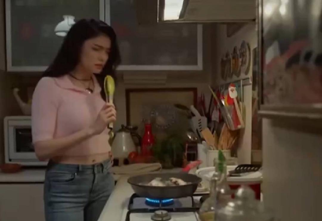 İnci Taneleri'nin Dilber'i Hazar Erg&uuml;&ccedil;l&uuml; eline maşa alıp şarkı s&ouml;yledi! Sosyal medya yıkıldı