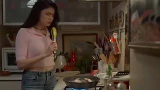 İnci Taneleri'nin Dilber'i Hazar Ergüçlü eline maşa alıp şarkı söyledi! Sosyal medya yıkıldı