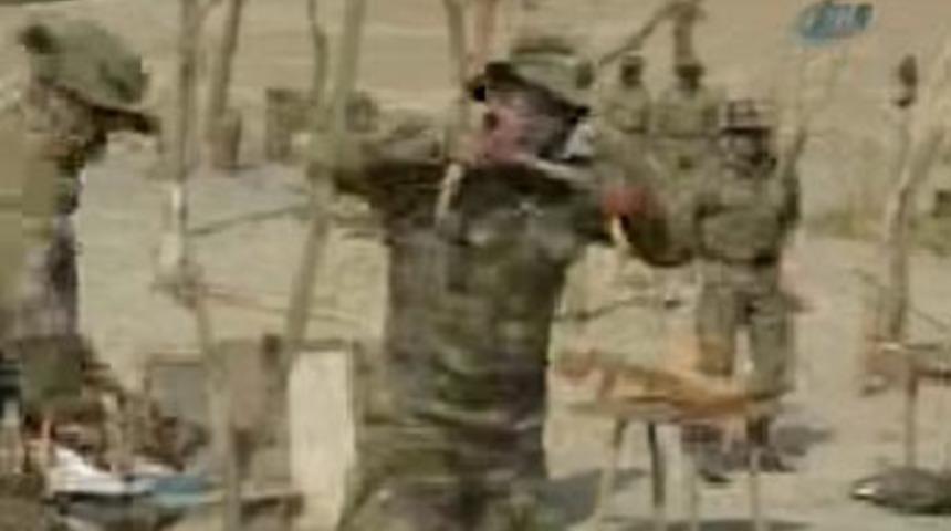 Canlı canlı yılan yedi