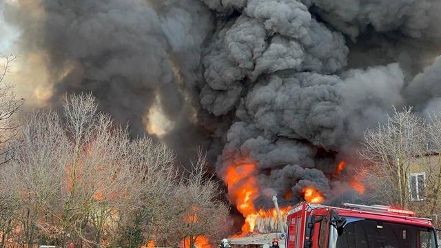 Kocaeli'de büyük fabrika yangını! İstanbul'dan da ekip sevk edildi... Gözyaşlarına hakim olamadılar! Havadan görüntülendi