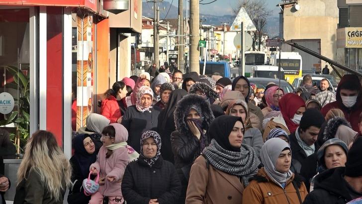 20 liraya paspas, 50 liraya tencere! Saatlerce bekleyip izdihamın ortasında kaldılar  G1