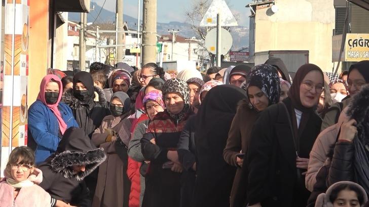 20 liraya paspas, 50 liraya tencere! Saatlerce bekleyip izdihamın ortasında kaldılar  G2