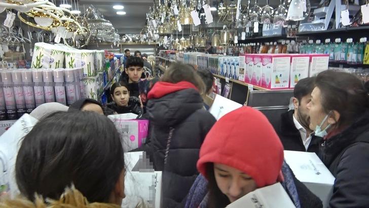 20 liraya paspas, 50 liraya tencere! Saatlerce bekleyip izdihamın ortasında kaldılar  G4