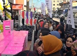 20 liraya paspas, 50 liraya tencere! Saatlerce bekleyip izdihamın ortasında kaldılar 