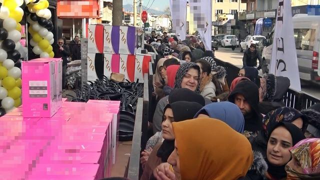 20 liraya paspas, 50 liraya tencere! Saatlerce bekleyip izdihamın ortasında kaldılar 