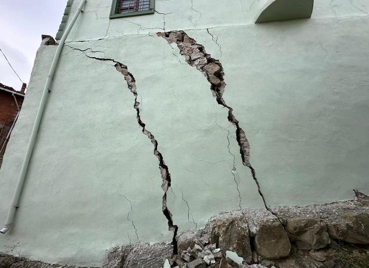 Köyde panik! Yollarda ve duvarlarda çatlaklar oluştu... Evler tahliye edildi 'İçeriye girişi yasaklayacağız' G1