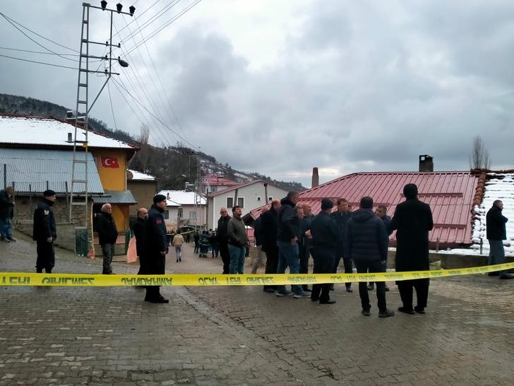 Köyde panik! Yollarda ve duvarlarda çatlaklar oluştu... Evler tahliye edildi 'İçeriye girişi yasaklayacağız' G3