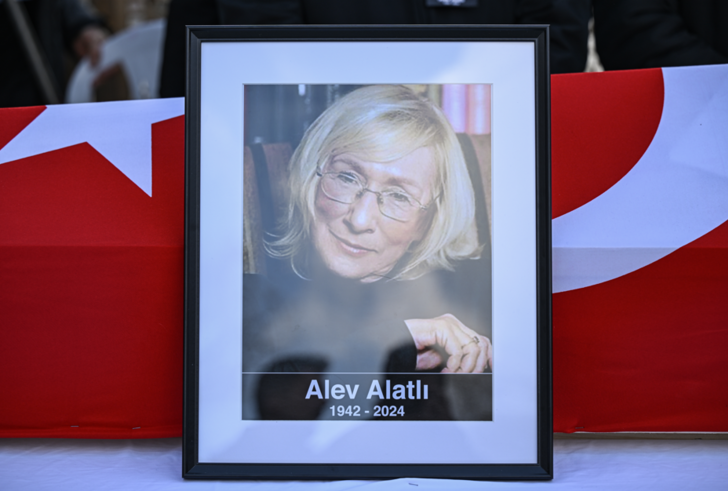 Yazar Alev Alatlı son yolculuğuna uğurlandı! Cenaze törenine Cumhurbaşkanı Recep Tayyip Erdoğan da katıldı G1