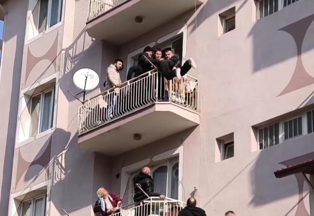 Mahallede hareketli anlar! Meraklı bakışlarla izlediler