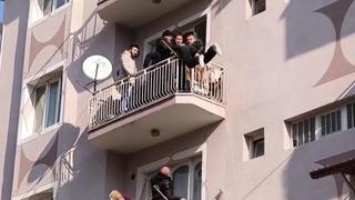 Mahallede hareketli anlar! Meraklı bakışlarla izlediler