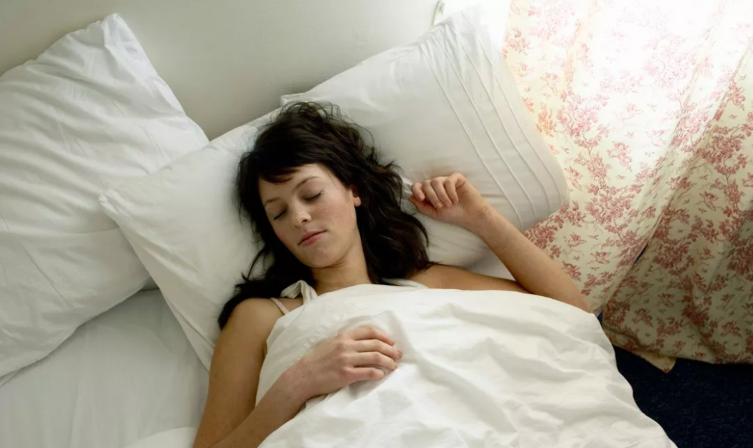 Bu yaygın uyku pozisyonu kırışıklıklara neden oluyor! Uyku uzmanı bundan ka&ccedil;ınmanın 'en iyi' yolunu paylaştı