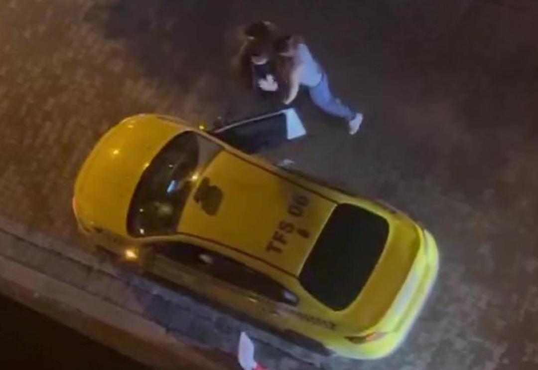 Kadını kolundan tutup zorla taksiye bindirmeye &ccedil;alıştı! Yer: Kadık&ouml;y... 