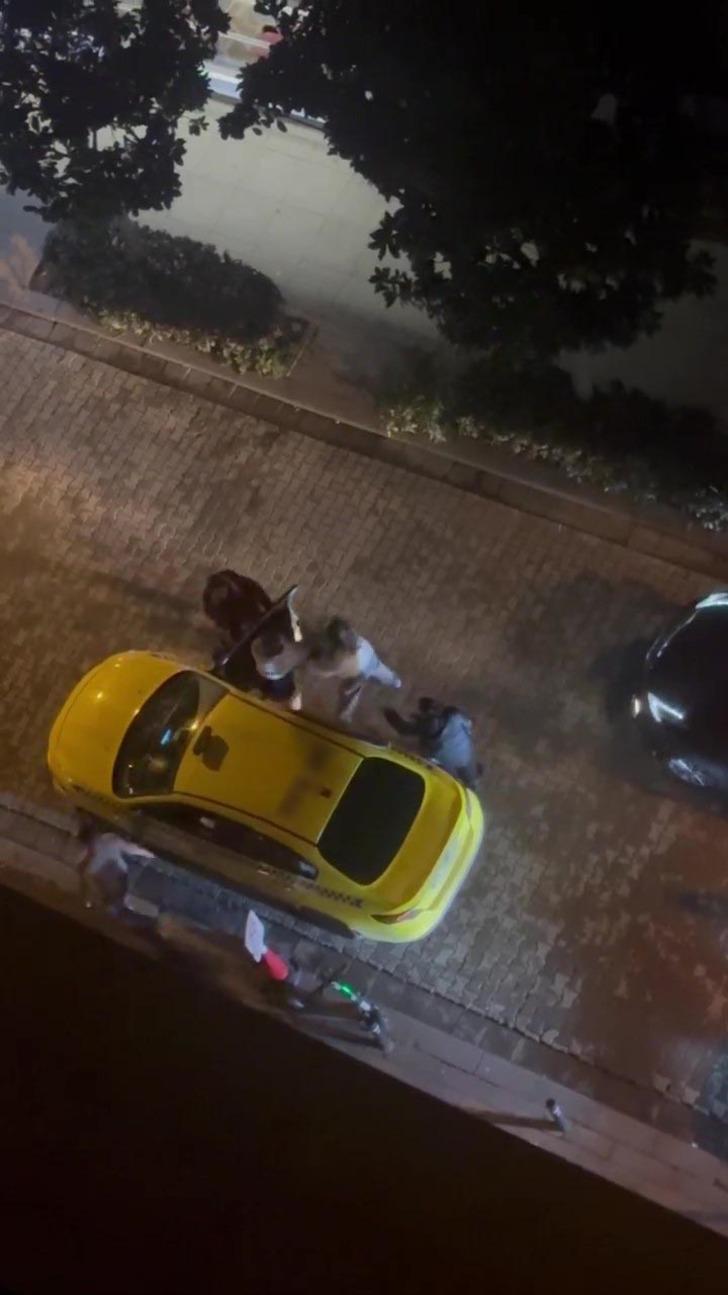 Kadını kolundan tutup zorla taksiye bindirmeye çalıştı! Yer: Kadıköy...  G1