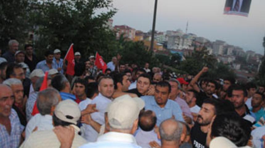 Berhan Şimşek'e taşlı ve yumurtalı protesto