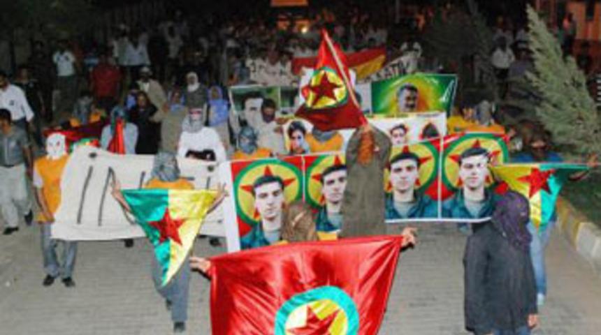&Ouml;ld&uuml;r&uuml;len PKK'lıya miting gibi cenaze t&ouml;reni