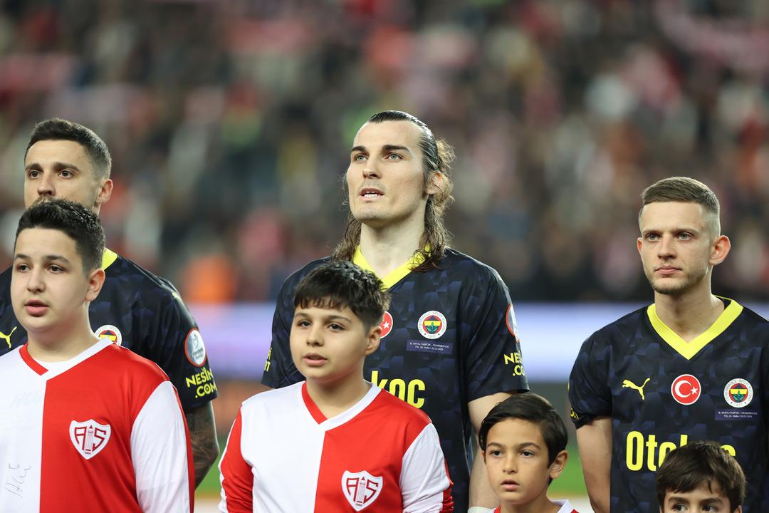 &Ccedil;ağlar S&ouml;y&uuml;nc&uuml; Fenerbah&ccedil;e formasıyla &ccedil;ıktığı ilk ma&ccedil;ının ilk dakikalarındaki performansıyla taraftarı adeta &ccedil;ıldırttı! "Başımıza iş a&ccedil;acak"