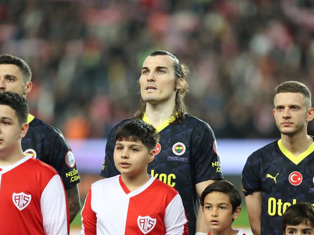 Çağlar Söyüncü Fenerbahçe formasıyla çıktığı ilk maçının ilk dakikalarındaki performansıyla taraftarı adeta çıldırttı! "Başımıza iş açacak"