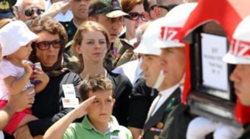 Şehit Y&uuml;zbaşı'yı Ece'si uğurladı