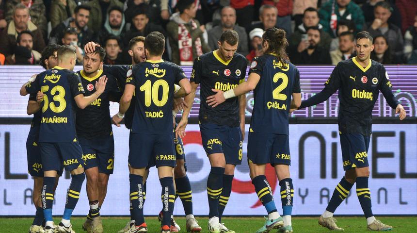 Zirve yeniden Sarı-Lacivert! Fenerbahçe Antalyaspor'u 2-0 mağlup ederek liderliği Galatasaray'dan geri aldı