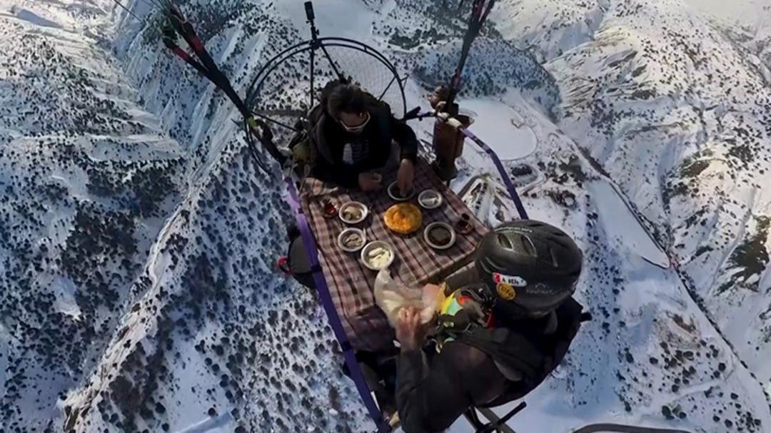 Paraş&uuml;tle g&ouml;ky&uuml;z&uuml;nde kahvaltı keyfi yapmıştı! Bu kez &ouml;l&uuml;mden d&ouml;nd&uuml;