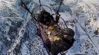 Paraşütle gökyüzünde kahvaltı keyfi yapmıştı! Bu kez ölümden döndü