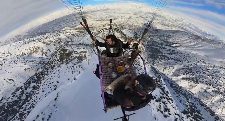 Paraşütle gökyüzünde kahvaltı keyfi yapmıştı! Bu kez ölümden döndü G1
