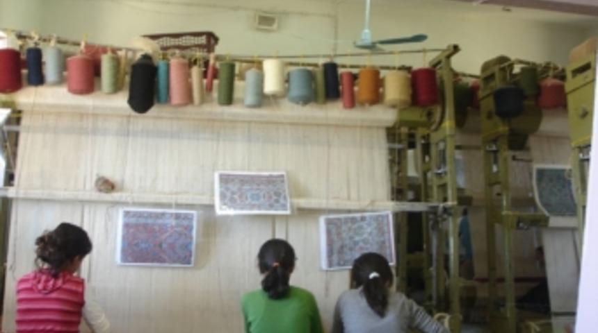 Ter&ouml;ristler halı at&ouml;lyelerini yaktı