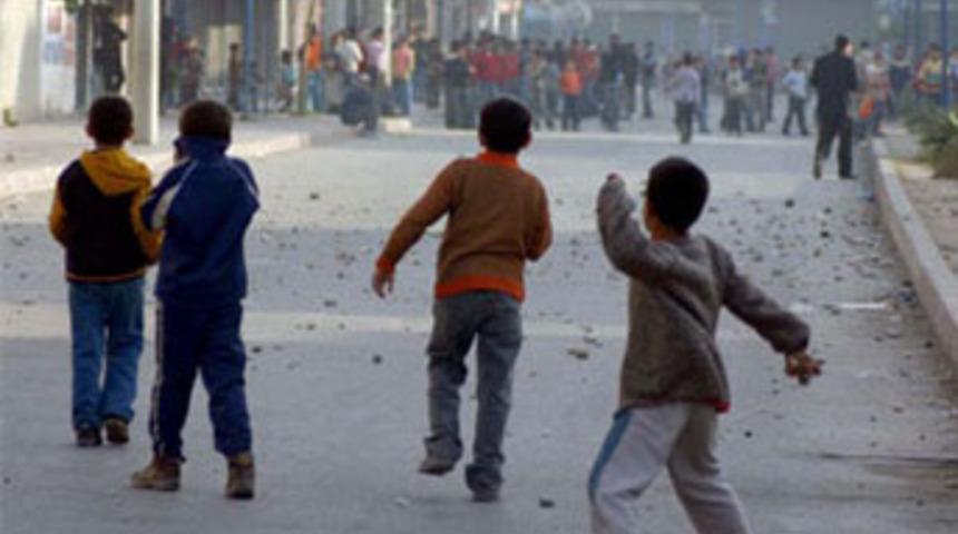 Taş atan &ccedil;ocuklar serbest kalacak