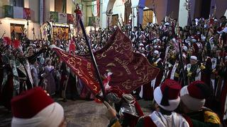 Esin kaynakları 'Kurtuluş Savaşı'...1920 yılında İspanya'da kurulan 'Los Turcos'un yüzlerce üyesi, kırmızı beyaz kıyafetlerle festivalde boy gösterdi