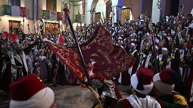 Esin kaynakları 'Kurtuluş Savaşı'...1920 yılında İspanya'da kurulan 'Los Turcos'un yüzlerce üyesi, kırmızı beyaz kıyafetlerle festivalde boy gösterdi