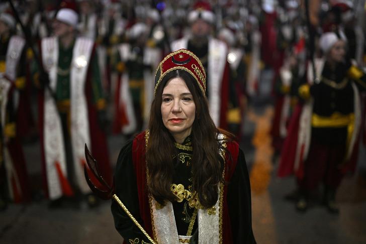 Esin kaynakları 'Kurtuluş Savaşı'...1920 yılında İspanya'da kurulan 'Los Turcos'un yüzlerce üyesi, kırmızı beyaz kıyafetlerle festivalde boy gösterdi G1