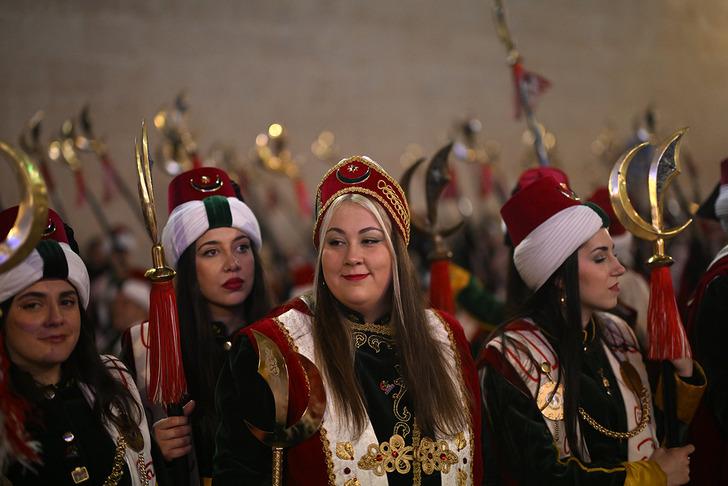 Esin kaynakları 'Kurtuluş Savaşı'...1920 yılında İspanya'da kurulan 'Los Turcos'un yüzlerce üyesi, kırmızı beyaz kıyafetlerle festivalde boy gösterdi G2