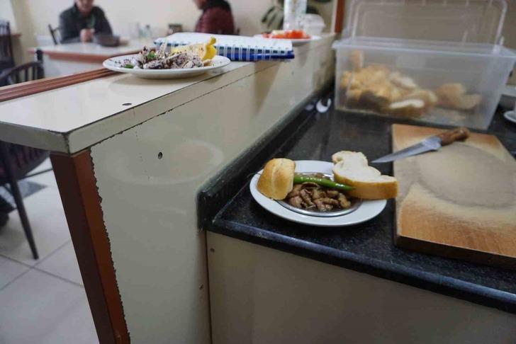 Porsiyonu 120 lira! Kızgın sac üzerinde 7 saniyede pişiriyor... Talep arttı, son 2 usta kaldı! G4