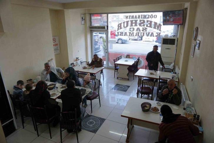 Porsiyonu 120 lira! Kızgın sac üzerinde 7 saniyede pişiriyor... Talep arttı, son 2 usta kaldı! G3