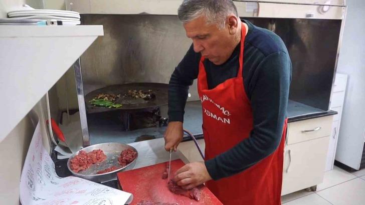 Porsiyonu 120 lira! Kızgın sac üzerinde 7 saniyede pişiriyor... Talep arttı, son 2 usta kaldı! G1