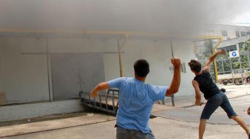 Yangına taşlı m&uuml;dahale !