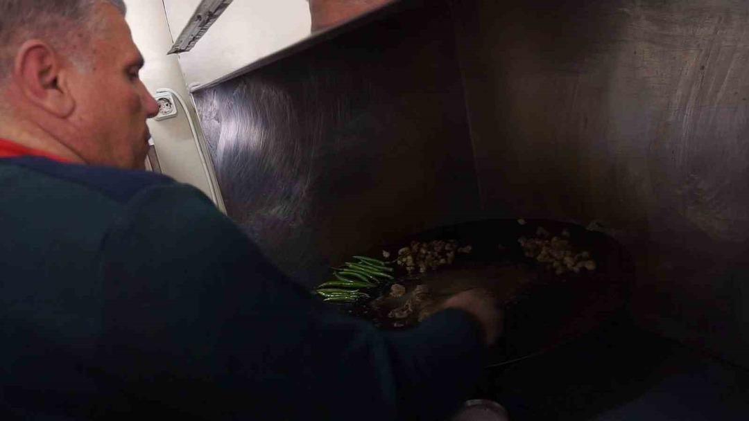 Porsiyonu 120 lira! Kızgın sac &uuml;zerinde 7 saniyede pişiriyor... Talep arttı, son 2 usta kaldı!
