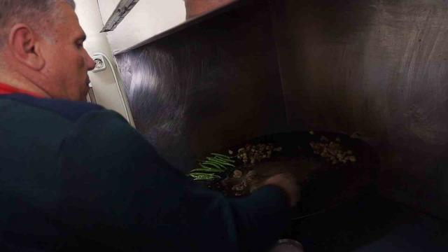 Porsiyonu 120 lira! Kızgın sac üzerinde 7 saniyede pişiriyor... Talep arttı, son 2 usta kaldı!