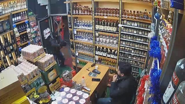 Tekel bayisine silahlı saldırı! Dehşet anları kamerada