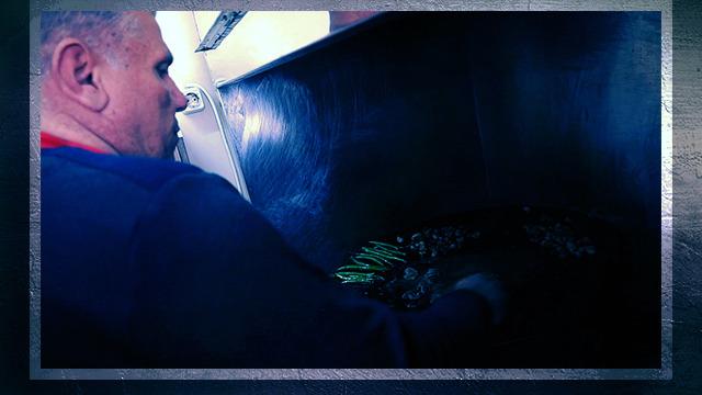 7 saniyede pişiyor, porsiyonu 120 liradan satılıyor! İlçede sadece 2 ustası kaldı: Eşsiz bir lezzet