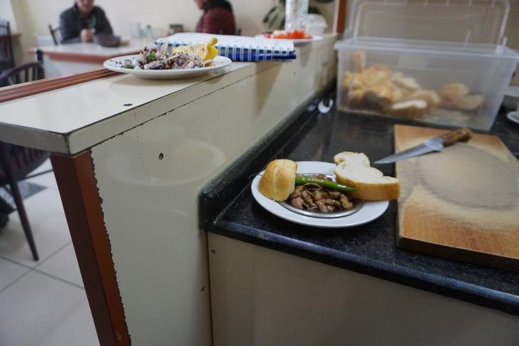 7 saniyede pişiyor, porsiyonu 120 liradan satılıyor! İlçede sadece 2 ustası kaldı: "Eşsiz bir lezzet" G3