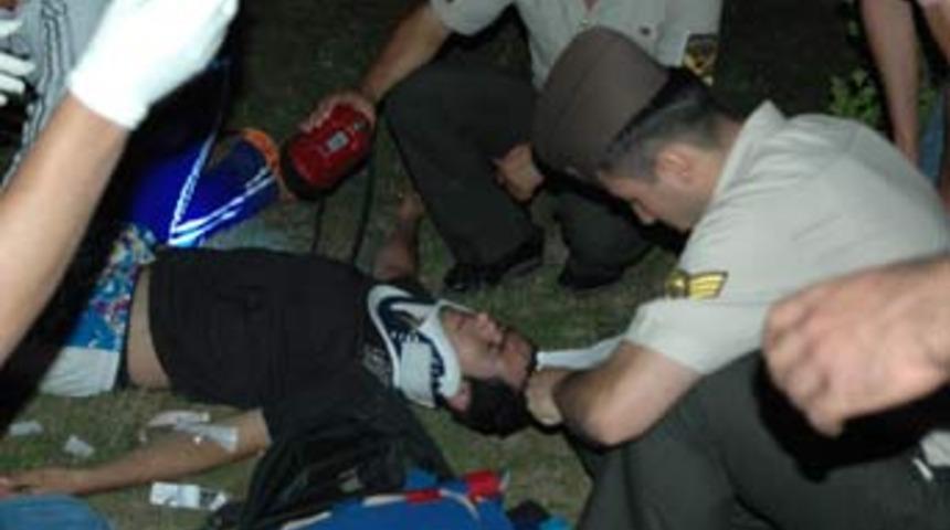 Kaldırımdaki gen&ccedil;lere otob&uuml;s &ccedil;arptı: 2 &ouml;l&uuml;!