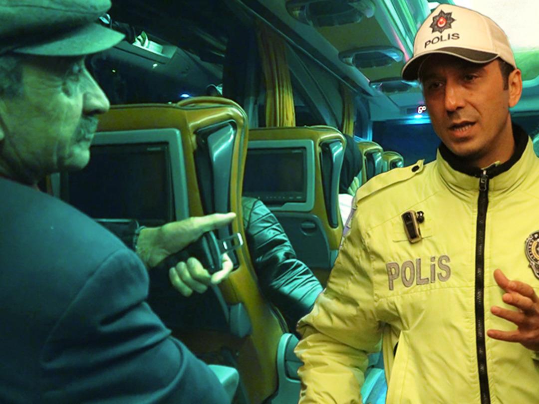 Trafik polisi, denetim yaptığı otob&uuml;ste yolcuların emniyet kemeri kullanmadığını fark etti! &Ouml;yle s&ouml;zler s&ouml;yledi ki yolcuların tamamı kemerini taktı