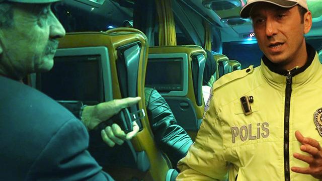 Trafik polisi, denetim yaptığı otobüste yolcuların emniyet kemeri kullanmadığını fark etti! Öyle sözler söyledi ki yolcuların tamamı kemerini taktı
