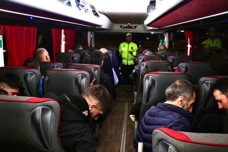 Trafik polisi, denetim yaptığı otobüste yolcuların emniyet kemeri kullanmadığını fark etti! Öyle sözler söyledi ki yolcuların tamamı kemerini taktı G1