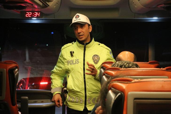 Trafik polisi, denetim yaptığı otobüste yolcuların emniyet kemeri kullanmadığını fark etti! Öyle sözler söyledi ki yolcuların tamamı kemerini taktı G4