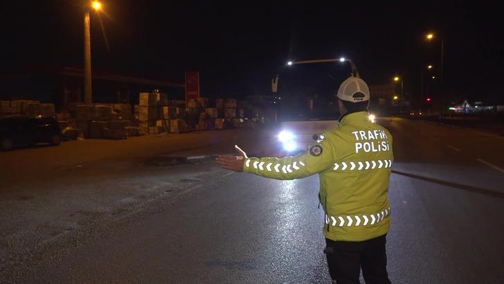 Trafik polisi, denetim yaptığı otobüste yolcuların emniyet kemeri kullanmadığını fark etti! Öyle sözler söyledi ki yolcuların tamamı kemerini taktı G3